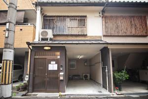 een ingang naar een huis met een bruine deur bij Osaka - House - Vacation STAY 16353 in Osaka