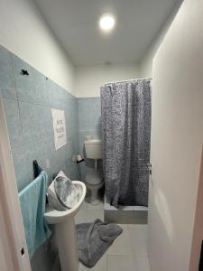 ein Badezimmer mit Toilette, Waschbecken und Dusche in der Unterkunft Traditional Peniche House in Peniche + 9 Fotos