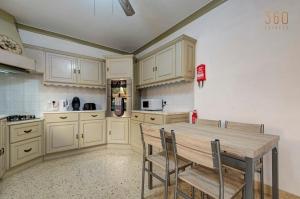 Kuchyň nebo kuchyňský kout v ubytování Authentic Maltese 3BR home with Terrace in Mosta by 360 Estates