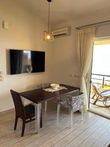 TV a/nebo společenská místnost v ubytování Daphne Glyfada Corfu