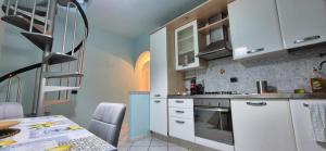 Η κουζίνα ή μικρή κουζίνα στο Sadisale - bilo 50Mq