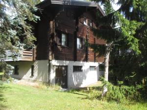 an old wooden house with a door in a yard at Gasthause in Rautjärvi