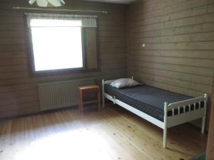 a small room with a bed and a window at Gasthause in Rautjärvi