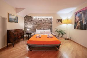 ein Schlafzimmer mit einem Bett mit zwei Stofftieren darauf in der Unterkunft Borgo 19 - Centro Como in Como