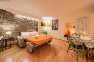 ein Schlafzimmer mit einem Bett und einer Steinwand in der Unterkunft Borgo 19 - Centro Como in Como