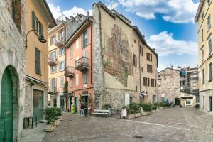 eine Gasse in einer Stadt mit Gebäuden in der Unterkunft Borgo 19 - Centro Como in Como