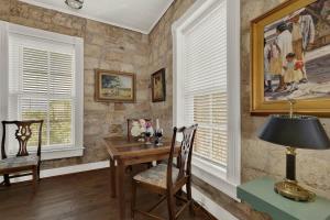 フレデリックスバーグにあるFountain Suite-Stay Right on Historic Main Street in the Heart of Fredericksburgのテーブルと椅子と窓のあるダイニングルーム +12枚の写真