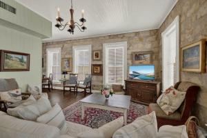 フレデリックスバーグにあるFountain Suite-Stay Right on Historic Main Street in the Heart of Fredericksburgのソファとテレビのあるリビングルーム