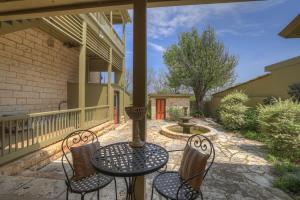 フレデリックスバーグにあるFountain Suite-Stay Right on Historic Main Street in the Heart of Fredericksburgのパティオ(テーブル、椅子付)