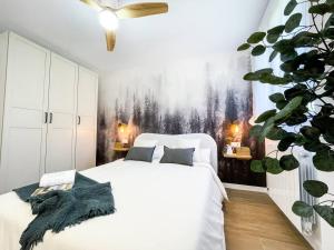 una camera da letto con un letto bianco e una grande finestra di IMROF - Mountain Lodge a Escarrilla