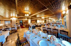 A restaurant or other place to eat at Baglar Saray Hotel
