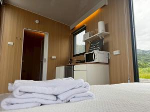 Η κουζίνα ή μικρή κουζίνα στο Sea Breeze Cabin X by Tiny Away