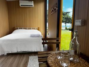 Ένα ή περισσότερα κρεβάτια σε δωμάτιο στο Sea Breeze Cabin X by Tiny Away