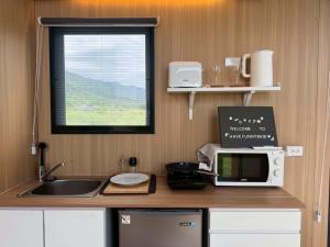 Η κουζίνα ή μικρή κουζίνα στο Sea Breeze Cabin X by Tiny Away +13 φωτογραφίες