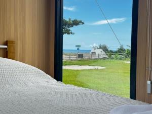 Ένα ή περισσότερα κρεβάτια σε δωμάτιο στο Sea Breeze Cabin X by Tiny Away