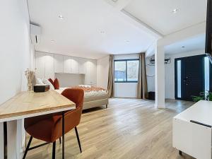 a bedroom with a bed and a table in a room at Breeze House 2 by Atlantic Holiday in Garajau