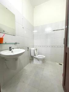 a white bathroom with a sink and a toilet at Thu Đô Motel in Vung Tau +41 photos