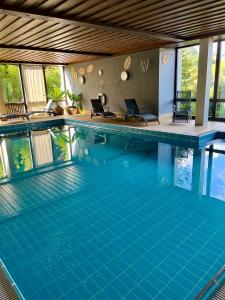 สระว่ายน้ำที่อยู่ใกล้ ๆ หรือใน B&B Self-Check-In GOLDENER HAHN - Hyggelige Budgetzimmer mit Panorama Hallenbad
