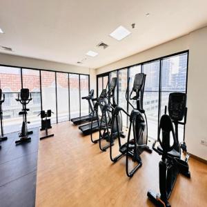 Pusat kecergasan dan/atau kemudahan kecergasan di Premium 1-Bedroom Perla Apartment in JVC | Infinity Pool & Kids’ Play Area