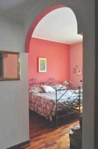 Tempat tidur dalam kamar di Ca' Rosa Bed & Breakfast