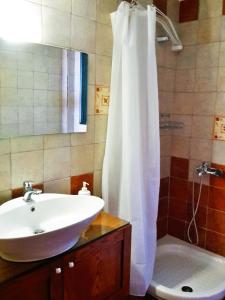ネオ・キリマにあるElios Petit Villageのバスルーム(白いシャワーカーテン、シンク付)