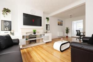 Χώρος καθιστικού στο 3-Bedroom House with 5 Beds, Dining Room, EV Charger & Private On-Site Parking