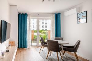 een eetkamer met een tafel en stoelen bij MiCasaEsSuCasa with free parking! in Gdańsk