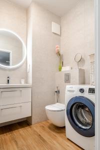 een badkamer met wasmachine en toilet bij MiCasaEsSuCasa with free parking! in Gdańsk
