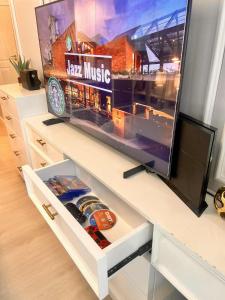 TV a/nebo společenská místnost v ubytování Monaco 1011 Azure North Pampanga - Nuliv