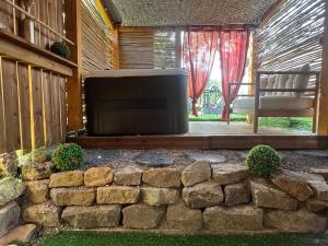 Μια τηλεόραση ή/και κέντρο ψυχαγωγίας στο Escale dans les Vosges avec jacuzzi privatif