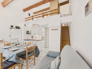 a kitchen and dining room with a table and chairs at Piscine commune, terrasse, maison pour 5 in Saint-Vincent-sur-Jard