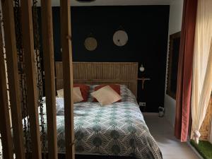 Ένα ή περισσότερα κρεβάτια σε δωμάτιο στο Escale dans les Vosges avec jacuzzi privatif