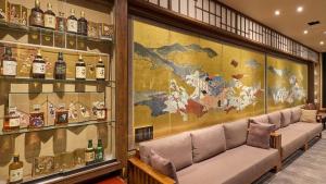 una stanza con una grande parete di bottiglie di alcolici di Kumonoue Fuji Hotel - Vacation STAY 13725v a Oishi