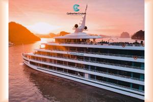 下龙湾Catherine Cruises Ha Long Bay的日落时分在水面上的游轮