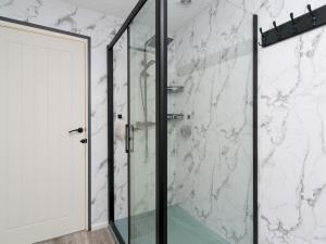 Et badeværelse på Pass the Keys Centrally Located Modern Seaside House + 26 billeder