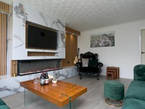 Et tv og/eller underholdning på Pass the Keys Centrally Located Modern Seaside House