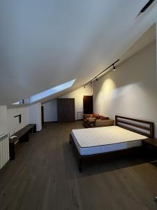 En eller flere senge i et værelse på 2BR Chalet with Balcony in Faraya Chabrouh + 12 billeder