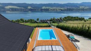 FrydmanVelo Active & Spa的带游泳池的房子的俯视图