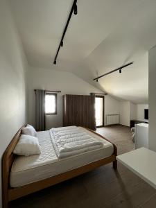 En eller flere senge i et værelse på 2BR Chalet with Balcony in Faraya Chabrouh