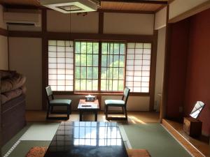 Ruang duduk di サムライの宿ならい荘