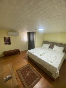 Ένα ή περισσότερα κρεβάτια σε δωμάτιο στο Muhterem Hanım Konağı