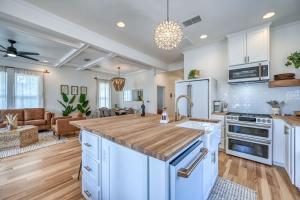 Kuchyň nebo kuchyňský kout v ubytování The Golden Goose - Hot Tub-Fire Pit-2 BLKS to Main