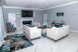 Χώρος καθιστικού στο Lux Beach Front Retreat Sleeps up to 12