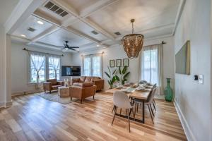 TV a/nebo společenská místnost v ubytování The Golden Goose - Hot Tub-Fire Pit-2 BLKS to Main