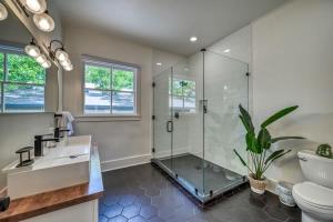 Koupelna v ubytování The Golden Goose - Hot Tub-Fire Pit-2 BLKS to Main + 18 fotografií