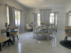 ein Esszimmer mit Tisch und Stühlen in der Unterkunft Lux Beach Front Retreat Sleeps up to 14 in Nassau + 65 Fotos