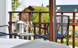 ErmatingenLILIENBERG的露台上摆放着两把椅子和一张桌子，桌子上放着一台搅拌机。