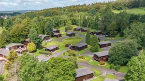 Una vista aérea de un pueblo turístico en las montañas. en Birch Lodge 14 with Hot Tub, en Newton Stewart