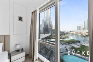 ドバイにあるGrande Residence Burj View 2 BR by Evoke Luxuryの街の景色が見えるホテルの部屋