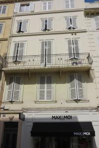 um edifício com uma varanda ao lado em Viva Riviera - 10 Rue Commandant André em Cannes